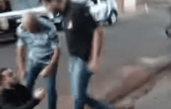 Fotografia colorida de momento em que advogado é agredido por policial civil