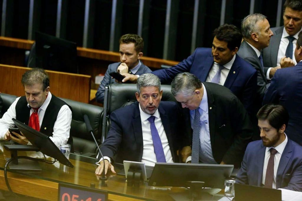 Sob articulação de Lira, governo Lula tem vitória com a reforma tributária. Texto vai ao Senado 3
