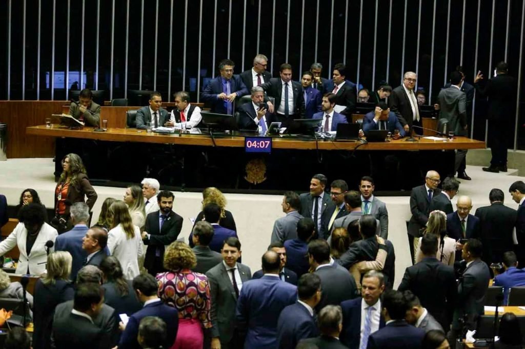 Foto colorida de deputados federais reunidos durante sessão na Câmara dos Deputados - Metrópoles