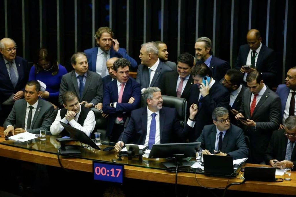 Foto colorida mostra deputados federais no plenário da Câmara dos Deputados - Metrópoles