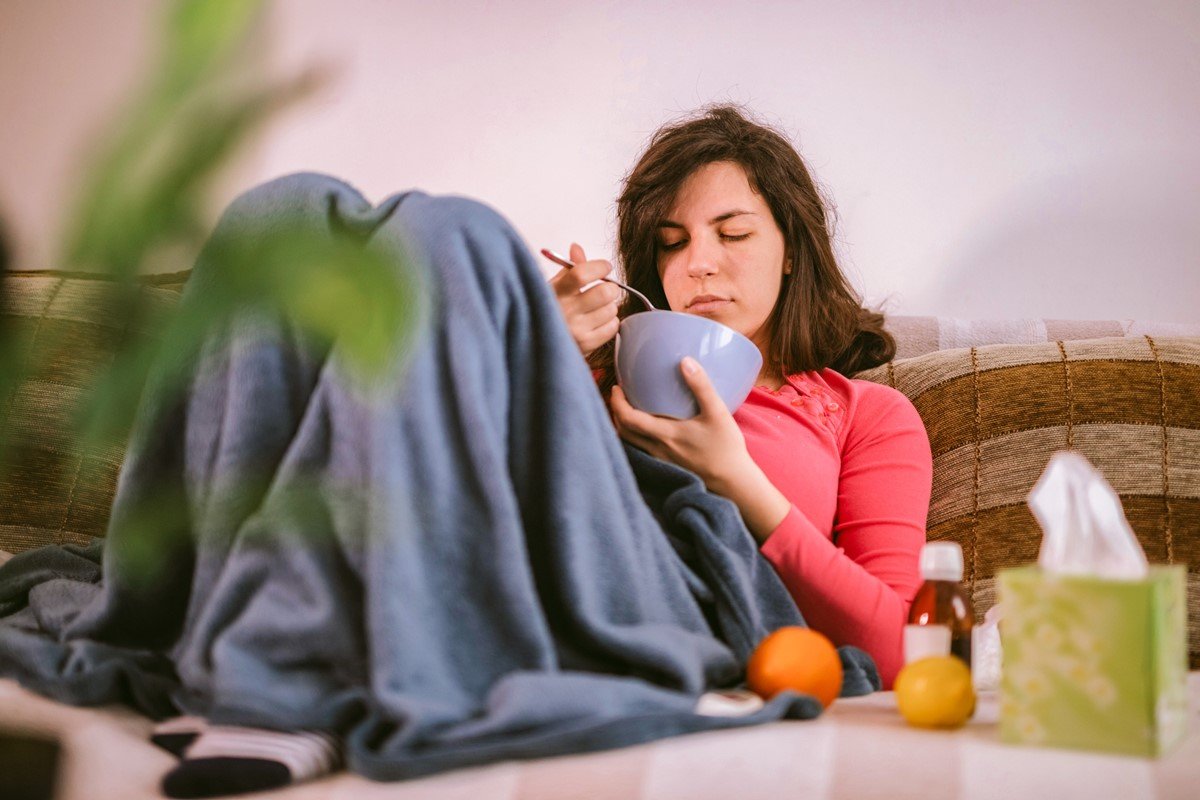 4 alimentos que pioram a gripe e o que comer para melhorar