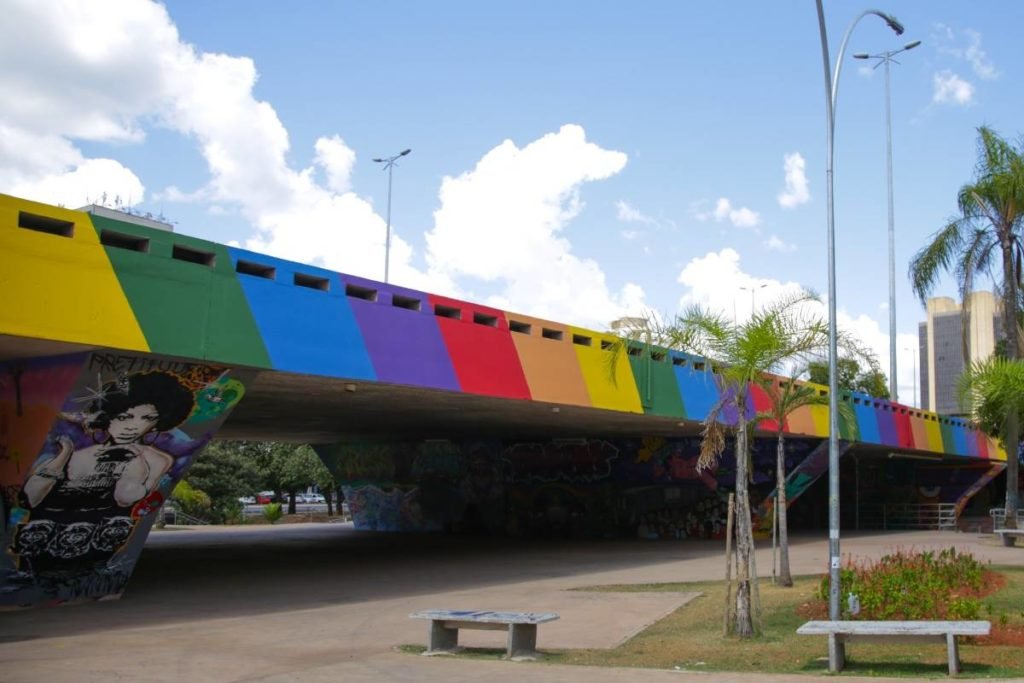 Imagem colorida do viaduto da Galeria dos Estados - Metrópoles