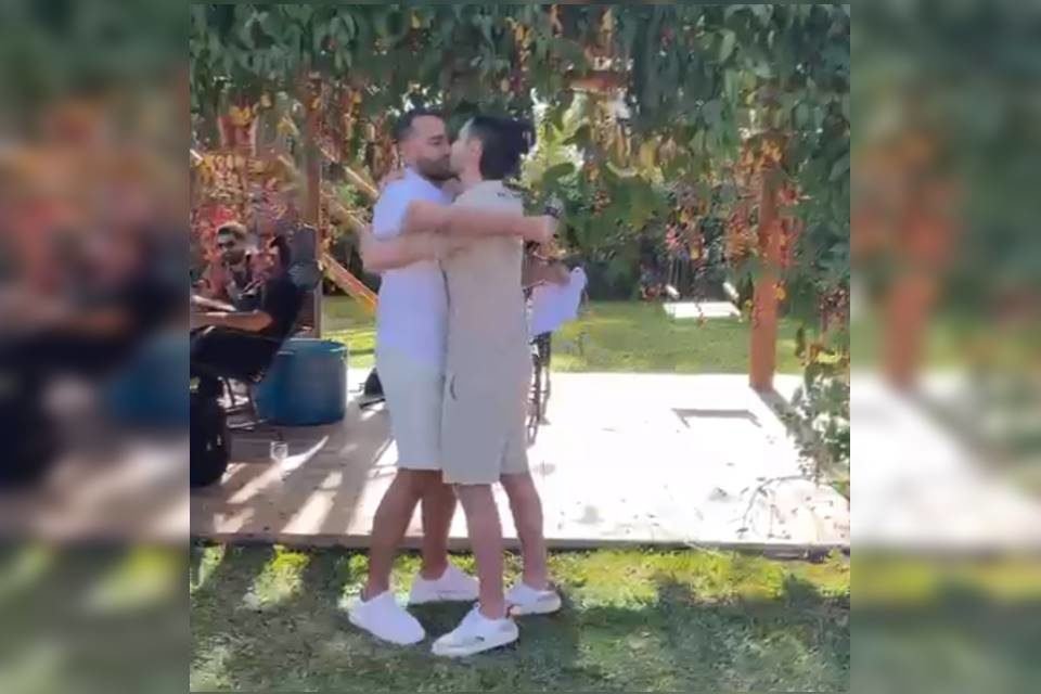 Vídeo. Deputado do DF troca votos com noivo: “Homofobia tão feroz nunca nos abateu”