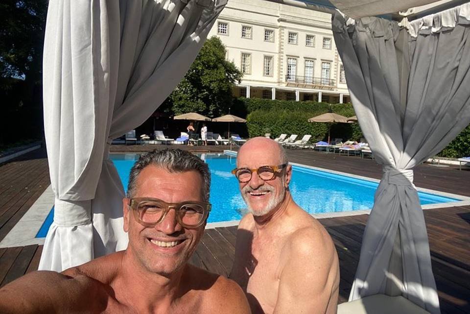 Marcos Caruso curte f rias em clima de romance com o marido na