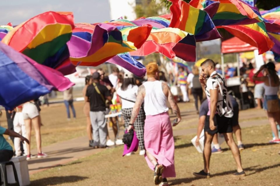 Imagem colorida da 24ª Parada do Orgulho LGBTQIA+
