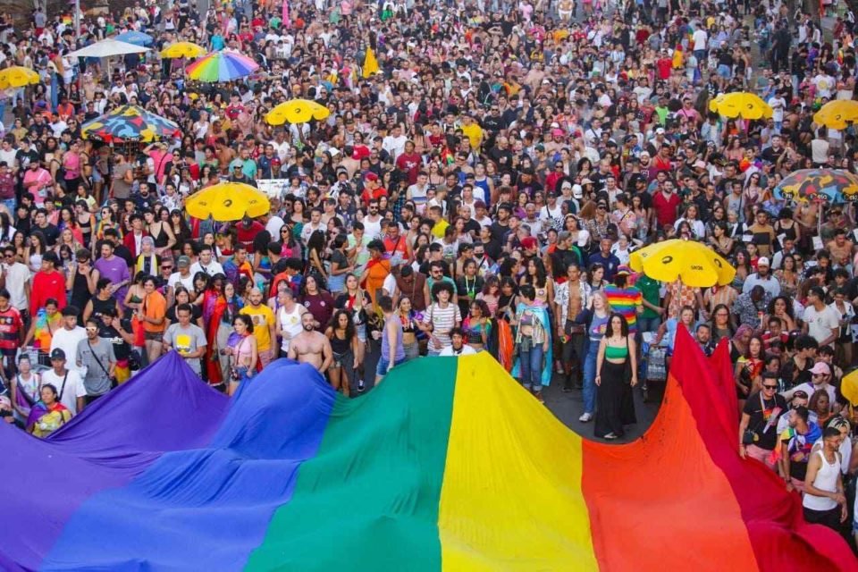 Parada do Orgulho LGBTQIA+ atrai 90 mil pessoas à Esplanada