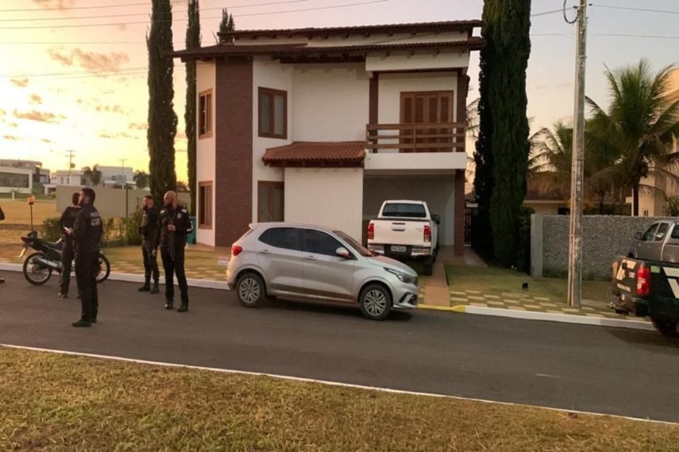 policias parados em frente de casa. Dois carros estacionados. Operação contra grilagem habeas corpus - Metrópoles