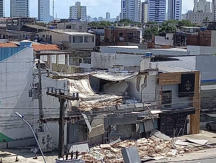 Garota com AMNÉSIA se depara com um HOMEM ENFAIXADO em um PRÉDIO  ABANDONADO!