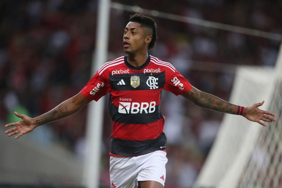 Bruno Henrique marca de cabeça e Flamengo vence Chapecoense na Arena Condá  - TNH1