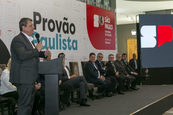 Folha de S.Paulo - Poder - Professores protestam contra Banco Imobiliário  que exalta gestão Paes - 05/03/2013