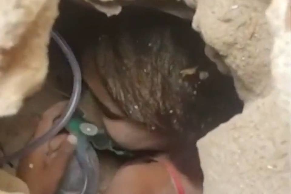 Imagem mostra resgate de menina em desmoronamento - Metrópoles