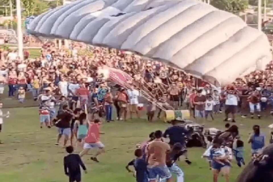 Assista: Vídeo mostra velame de paraquedas caindo e assusta