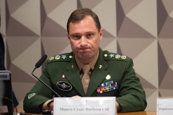 CPMI do 8 de Janeiro O tenente-coronel Mauro Cid, ex-ajudante de ordens de Jair Bolsonaro (PL), é ouvido pela Comissão Parlamentar Mista de Inquérito - Metrópoles