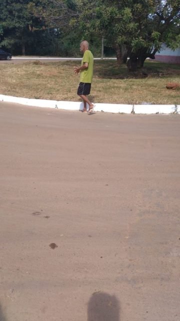 homem de camiseta verde andando