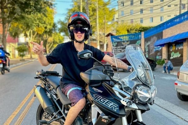 Famoso por postar vídeos 'dando grau' de moto, influenciador sofre acidente  na Zona Leste de SP; um adolescente morreu