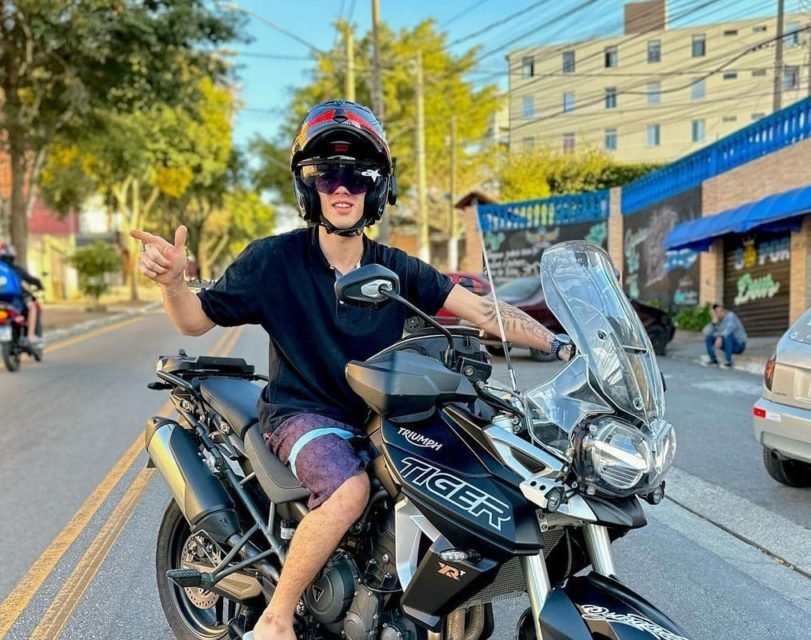 Influenciador vai passar por cirurgia após acidente de moto que matou menor