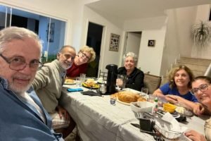 Imagem colorida de família reunida