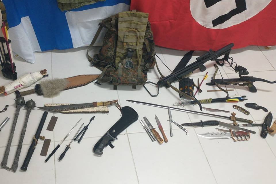 Imagen mostra itens nazistas e armamentos. Operao combate o neonazismo. mulher atirou contra a polcia- metrpoles
