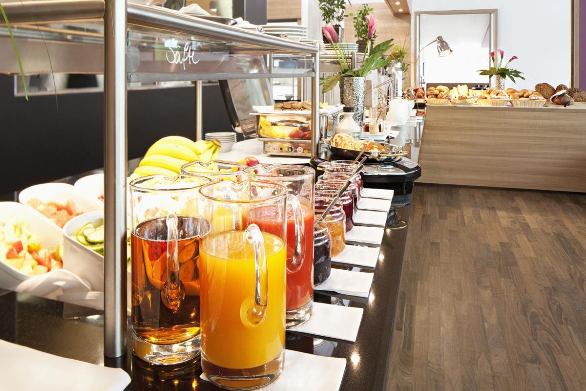 Foto colorida de café da manhã de hotel - Metrópoles
