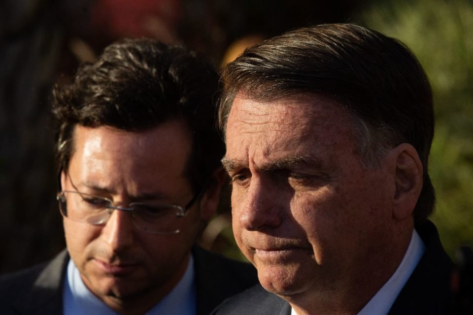 Foto colorida mostra o advogado Fabio Wajngarten e o ex-presidente Jair Bolsonaro - Metrópoles