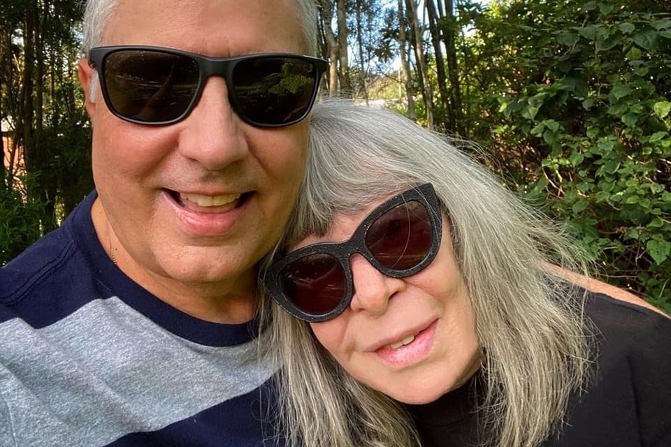 Rita Lee e Roberto de Carvalho de óculos escuros - Metrópoles