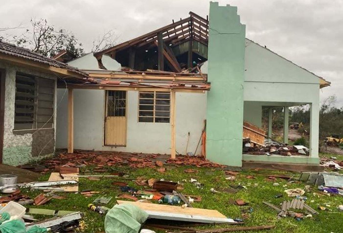 Casa destelhada e destruída após ciclone no Rio Grande do Sul - Metrópoles