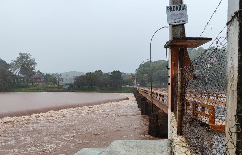 ponte alagada em ciclone no rio grande do sul - Metrópoles