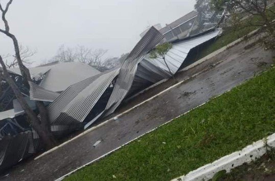 Telhado de imóvel destruído após ciclone no Rio Grande do Sul - Metrópoles