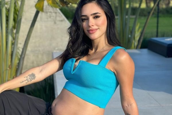 Foto colorida de Bruna Biancardi - A influencer é branca, tem cabelos pretos e utiliza uma blusa azul e uma calça preta - Metrópoles