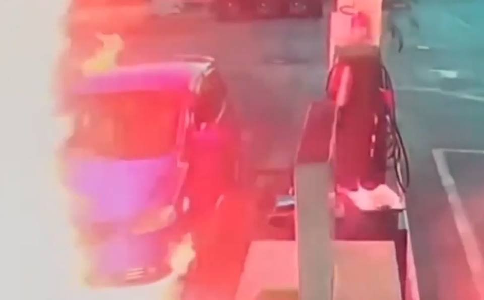 Carro com três mulheres explode em posto de gasolina e o PIOR acaba acontecendo | Imagem: Internet