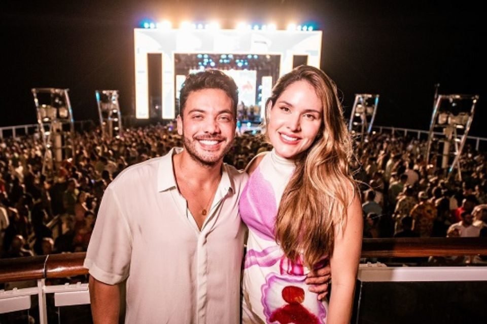 Wesley Safadão e Thyane Dantas sorrindo no navio WS - Metrópoles