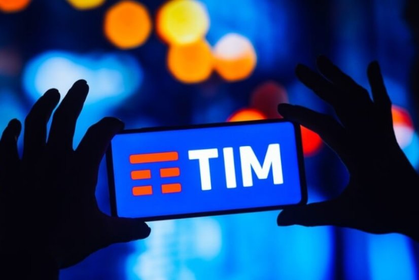 Imagem colorida de celular com logotipo da TIM - Metrópoles