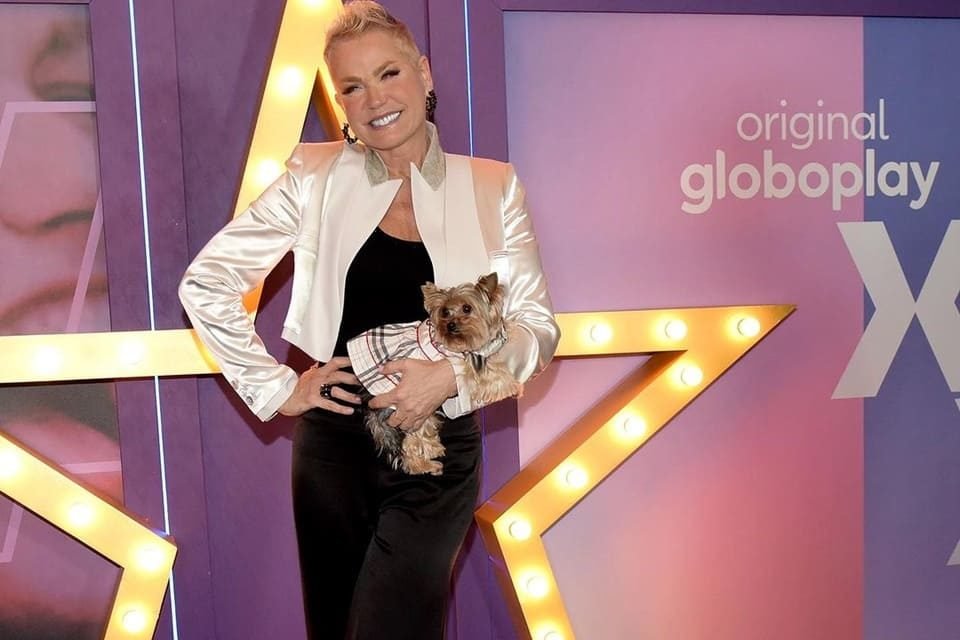 Xuxa posa com sua cachorrinha no lançamento de seu documentário - Metrópoles