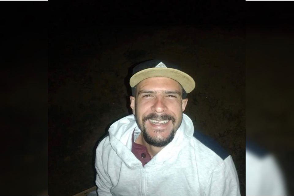 Rafael de moletom branco e boné bege - Metrópoles