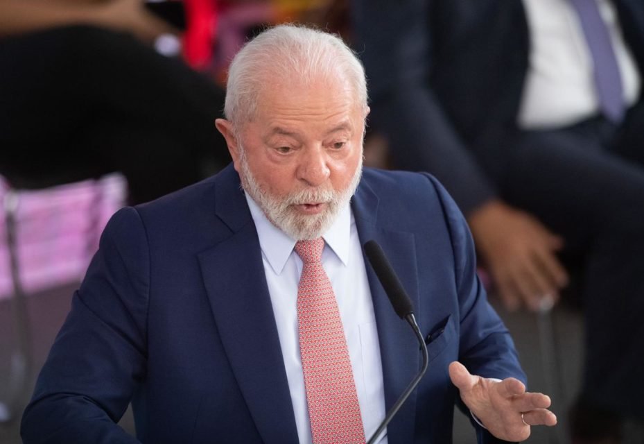 Imagem colorida do presidente Lula em discurso e gesticulando - Metrópoles