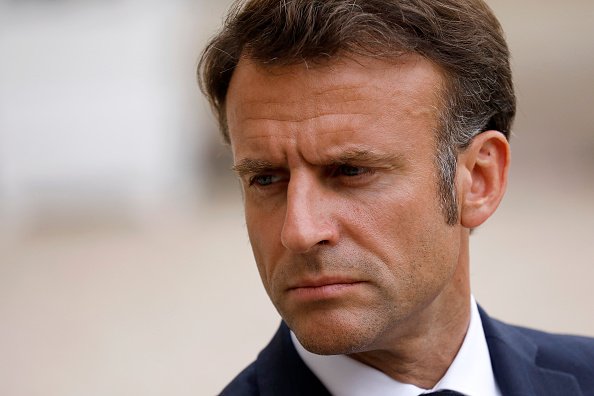 Foto colorida do presidente da França, Emmanuel Macron com a testa franzida - Metrópoles