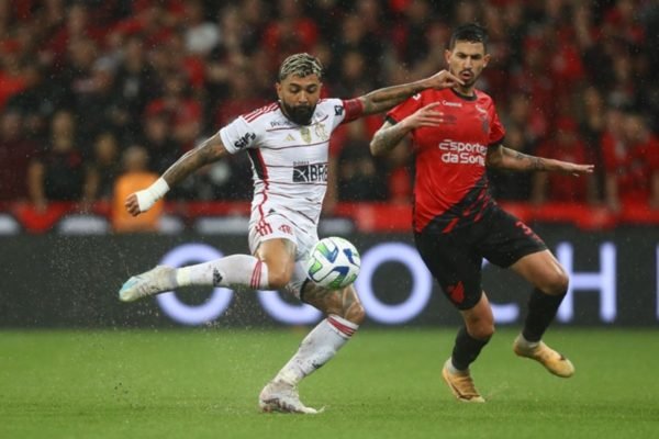 Gabigol fez o gol que selou a classificação contra o Athletico-PR - Metropoles