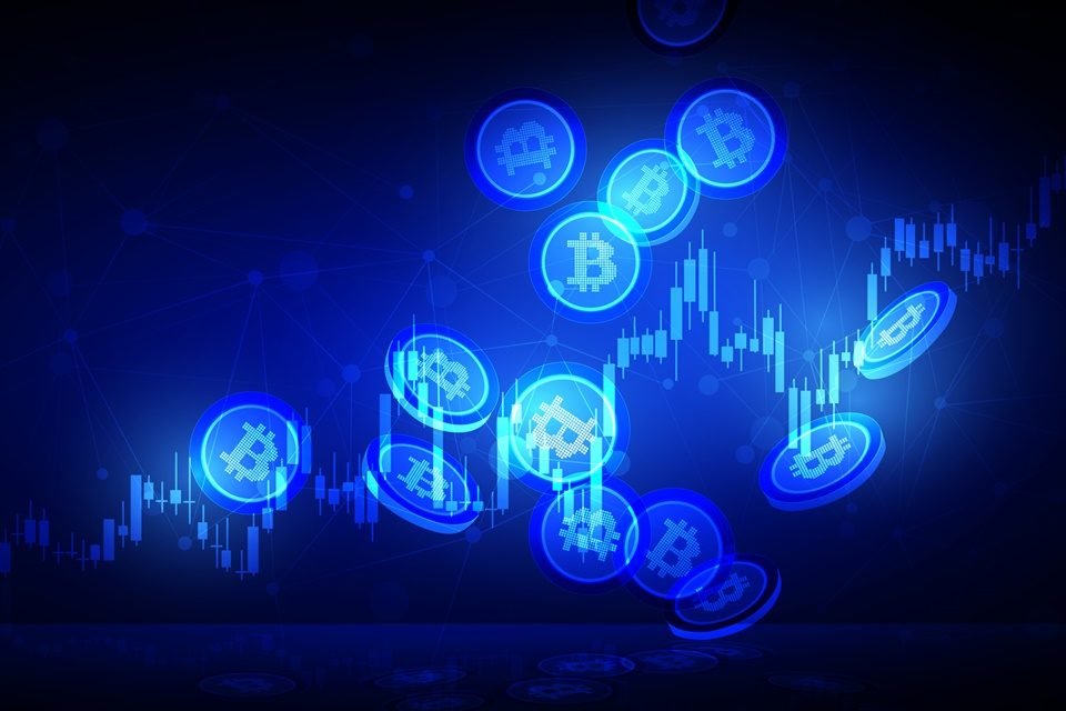 Ilustração de moedas virtuais caindo sob um gráfico com fundo azul brilhante - Metrópoles