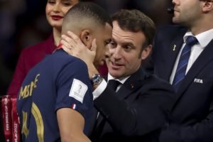 Presidente da França, Macron consolou Mbappé após o vice da Copa do Mundo para a Argentina - Metrópoles