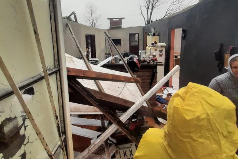 Foto colorida de casa destelhada em Campo Novo - Metrópoles