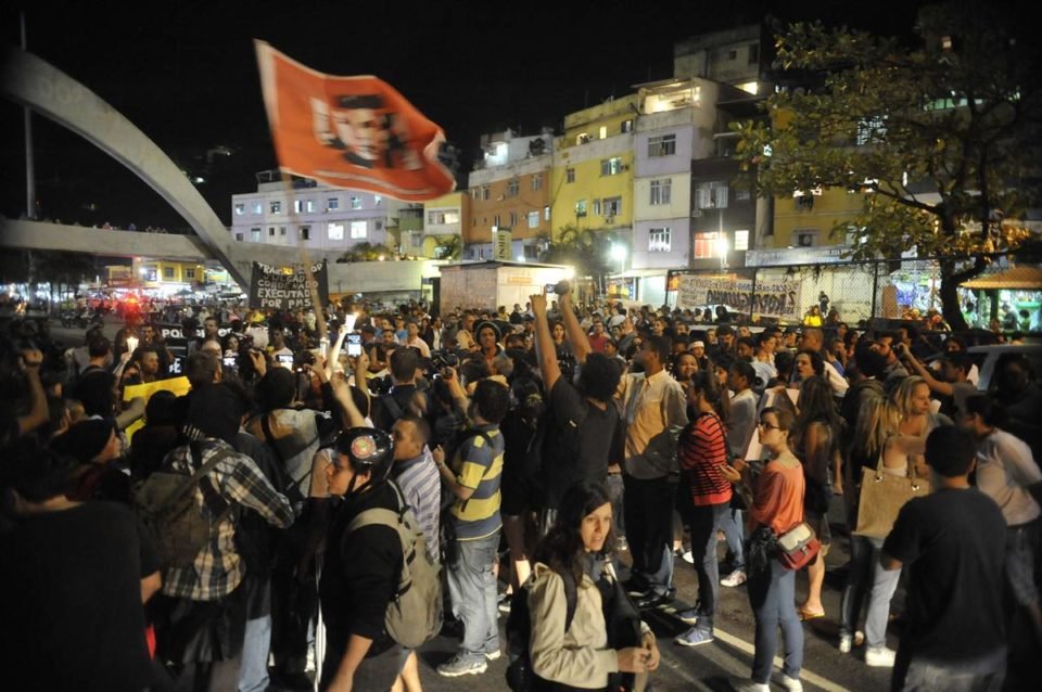 moradores da Rocinha e parentes do pedreiro Amarildo de Souza cobram informações sobre o desaparecimento do pedreiro que, após ser levado por policiais da Unidade de Polícia Pacificadora (UPP) para averi