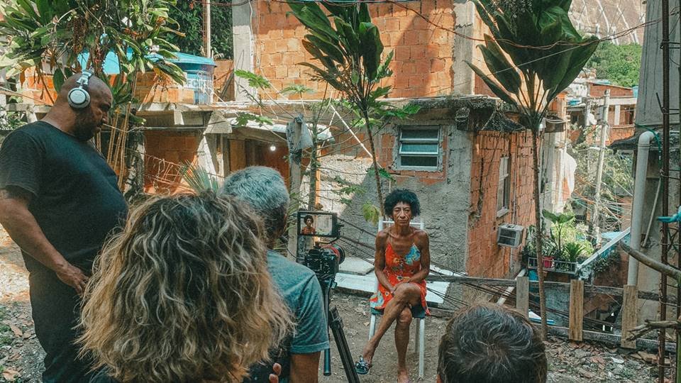 Equipe de documentário entrevista a mulher de Amarildo, Elisabete Silva, em frente a sua casa na Rocinha