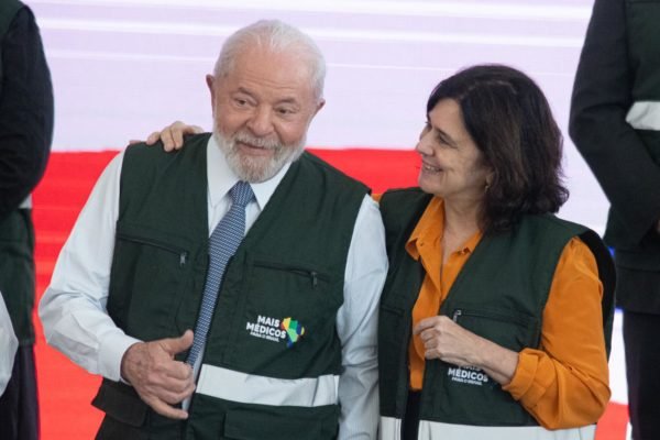 Imagem colorida do presidente Lula e da ministra da Saúde, Nísia Trindade, durante cerimônia de sanção do novo Mais Médicos - Metrópoles