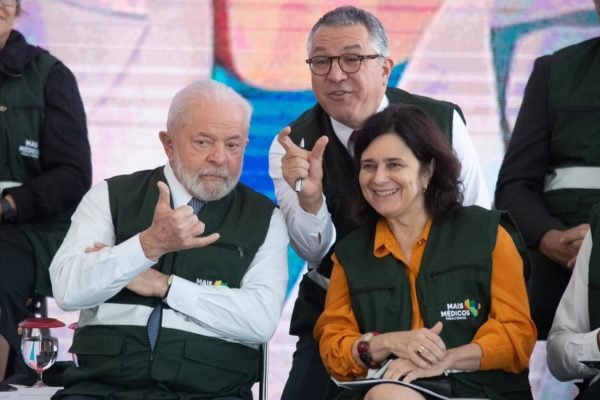 Lula e Nisia conversam durante evento do Mais Medicos - Metrópoles