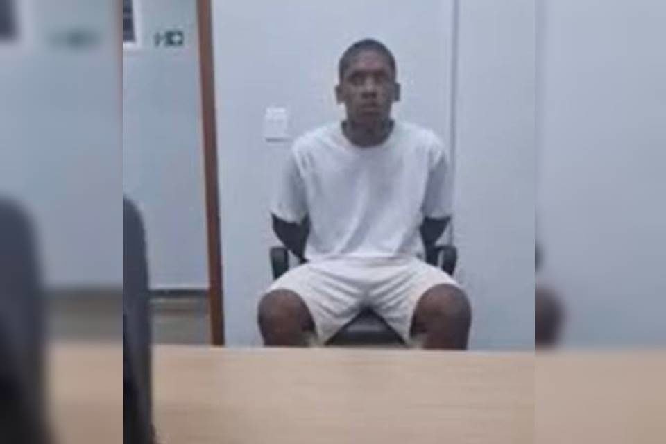 Homem negro vestido de branco sentado em cadeira - Metrópoles