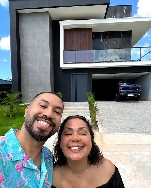 Gil e a mãe, Jacira Santana, em frente a casa nova dele