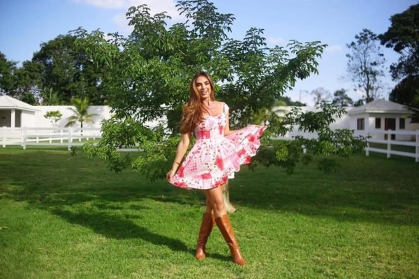 Nicole Bahls veste um vestido rosa e posa para fotos em seu sítio - Metrópoles