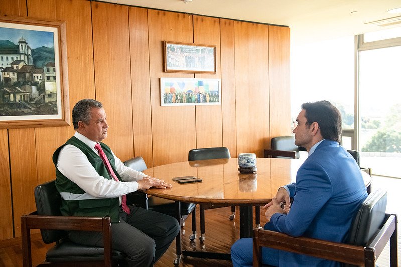 Imagem colorida do ministro da Casa Civil, Rui Costa, e o novo ministro do Turismo, Celso Sabino