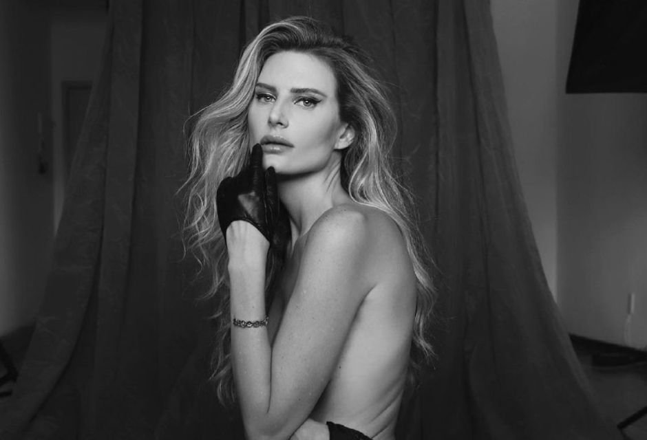 modelo fazendo pose com costas nuas e cabelos longo ao vento para fotografia -Metrópoles