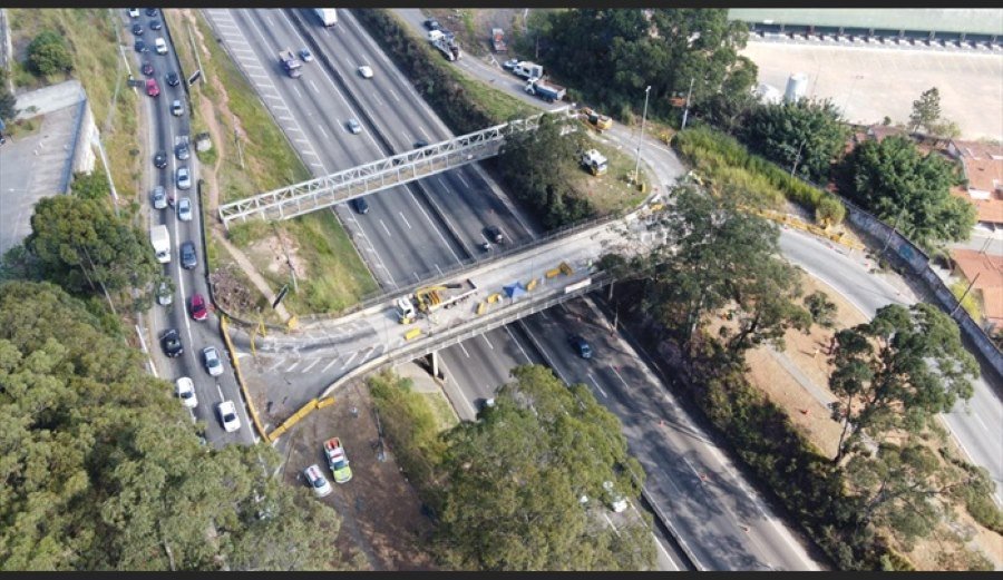 imagem mostra viaduto e passarela sobre a rodovia presidente dutra na altura do trevo de Bonsucesso, em Guarulhos, na Grande São Paulo